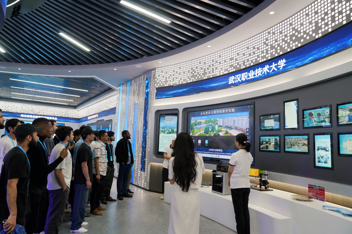 武漢職業技術大學光電教育大模型亮相2025世界數字教育大會，承辦展覽展示